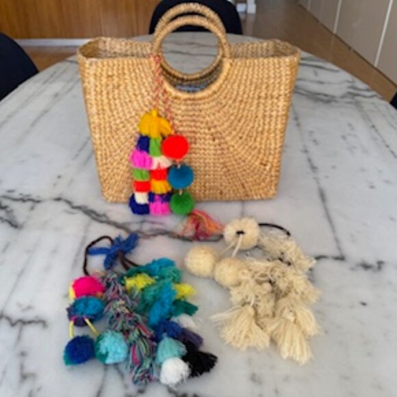 JADEtribe straw tote with detachable pompoms - Picture 3 of 5